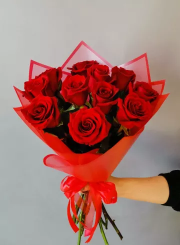 Монобукет с красными розами «Приятный сюрприз» от интернет-магазина цветов в Владивостоке