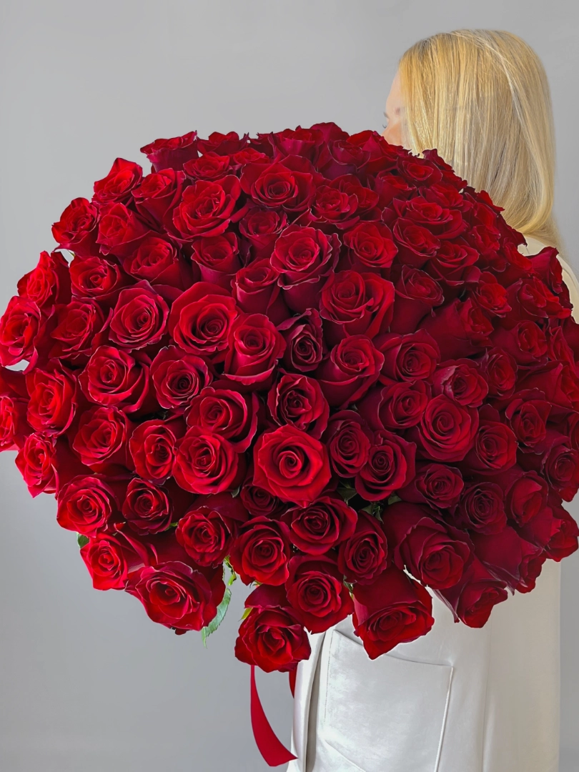 Букет из 101 розы «Притяжение» от интернет-магазина цветов в Владивостоке