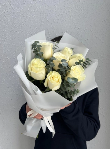 Монобукет из белых роз «Ласковый май» от интернет-магазина цветов в Владивостоке