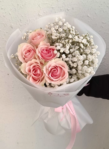 Букет из роз и гипсофил «Фея» от интернет-магазина цветов в Владивостоке