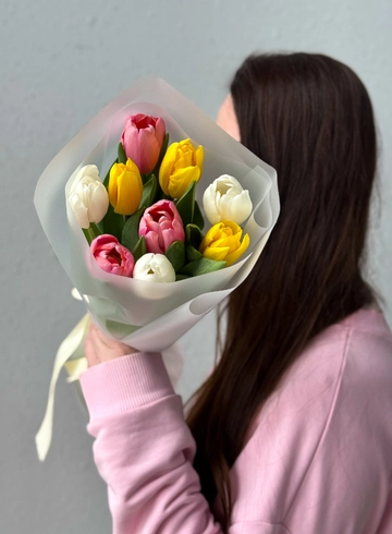 Разноцветный букет тюльпанов &laquo;Радужный&raquo; от интернет-магазина цветов в Владивостоке