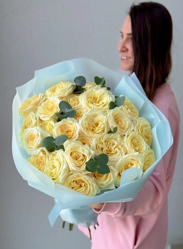 Монобукет из пионовидных роз &laquo;Зайка моя&raquo; от интернет-магазина цветов в Владивостоке