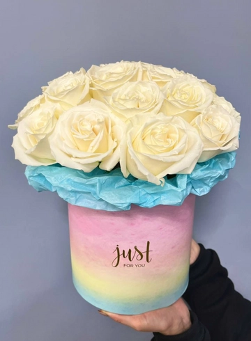 Композиция с розами в шляпной коробке «Жизель» от интернет-магазина цветов в Владивостоке