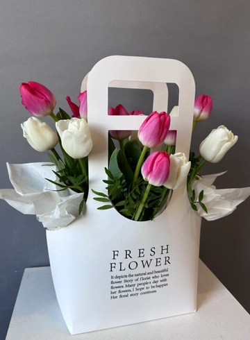 Композиция с 15ю тюльпанами в сумочке &laquo;Весна&raquo;  от интернет-магазина цветов в Владивостоке