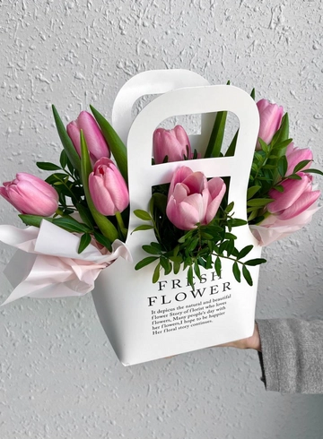 Композиция с тюльпанами в сумочке &laquo;Весна&raquo; от интернет-магазина цветов в Владивостоке