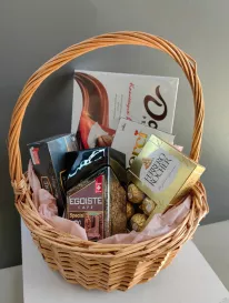 Сладкая корзина от интернет-магазина «» в Владивостоке