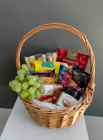 Сырная корзина от интернет-магазина цветов в Владивостоке