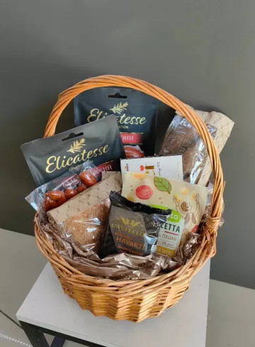 Сытная корзина от интернет-магазина цветов в Владивостоке