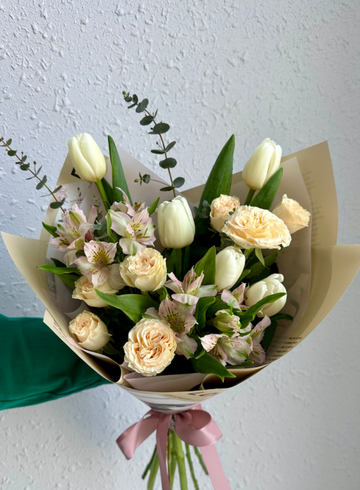 Сборный букет с белыми тюльпанами &laquo;Мгновение весны&raquo; от интернет-магазина цветов в Владивостоке