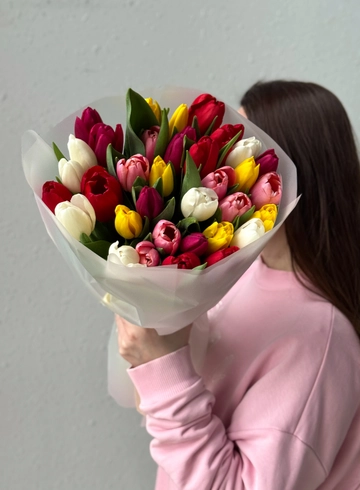 Разноцветный ВАУ-букет с тюльпанами &laquo;Весенняя мечта&raquo; от интернет-магазина цветов в Владивостоке