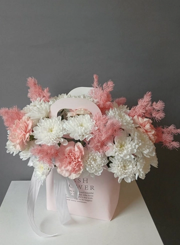 Композиция в сумочке «Ее каприз»  от интернет-магазина цветов в Владивостоке