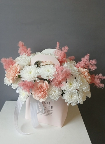 Композиция в сумочке &laquo;Ее каприз&raquo;  от интернет-магазина цветов в Владивостоке