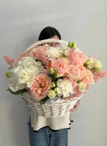 Композиция в корзине «Воздушный поцелуй» от интернет-магазина цветов в Владивостоке