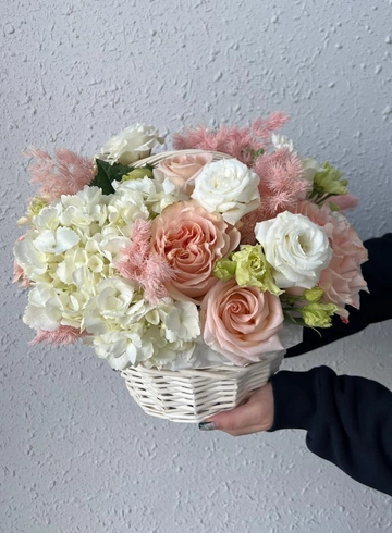 Композиция в корзине &laquo;Воздушный поцелуй&raquo; от интернет-магазина цветов в Владивостоке