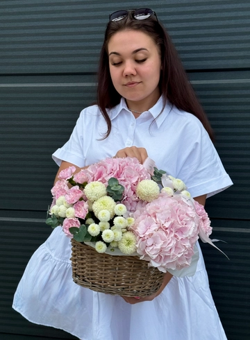 Корзина с гортензией и хризантемой на фото размер М от интернет-магазина цветов в Владивостоке