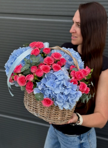 Корзина с гортензиями и кустовой розой «Море любви» на фото размер М от интернет-магазина цветов в Владивостоке