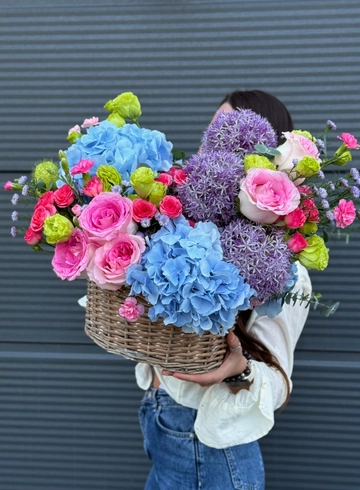Сборная корзина с гортензией «Витаминный коктейль» на фото размер М от интернет-магазина цветов в Владивостоке