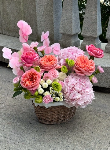 Сборная корзина с гортензиями «Райский сад» на фото размер М от интернет-магазина цветов в Владивостоке