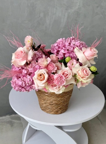 Композиция в корзине «Мамина нежность» на фото размер М от интернет-магазина цветов в Владивостоке