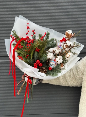Букет &laquo;Декабрьское чудо&raquo; от интернет-магазина цветов в Владивостоке
