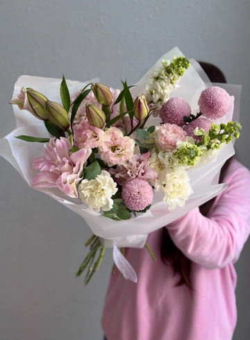 Сборный букет с лилией &laquo;Милая, нежная&raquo; от интернет-магазина цветов в Владивостоке