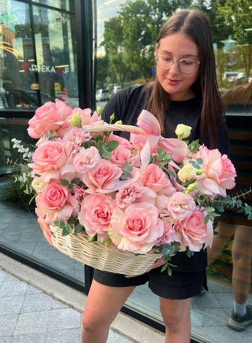 Сборная корзина из французских роз &laquo;Вечная любовь&raquo; от интернет-магазина цветов в Владивостоке
