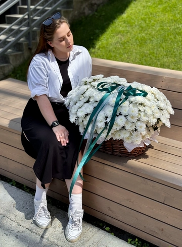 ВАУ-корзина из кустовых хризантем &laquo;Заново завоевать&raquo; от интернет-магазина цветов в Владивостоке