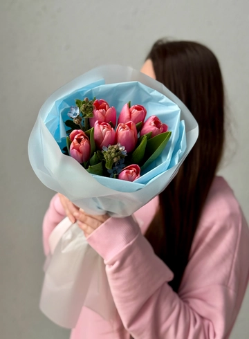 Букет розовых тюльпанов с оксипеталумом &laquo;Первое свидание&raquo; от интернет-магазина цветов в Владивостоке