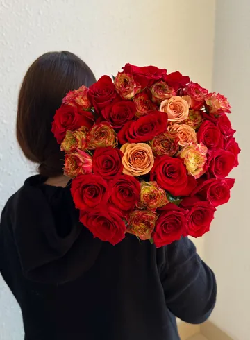 Микс из 35 роз &laquo;Яркий&raquo; от интернет-магазина цветов в Владивостоке