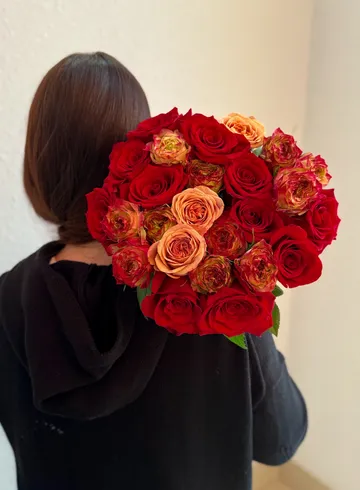 Микс из 25 роз &laquo;Яркий&raquo; от интернет-магазина цветов в Владивостоке