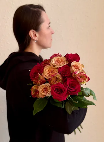 Микс из 15 роз &laquo;Яркий&raquo; от интернет-магазина цветов в Владивостоке