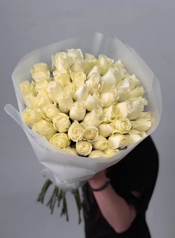 Букет из 55 белых роз &laquo;Белая стрекоза любви&raquo; от интернет-магазина цветов в Владивостоке