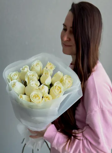 Букет из 15 белых роз &laquo;Белая стрекоза любви&raquo; от интернет-магазина цветов в Владивостоке