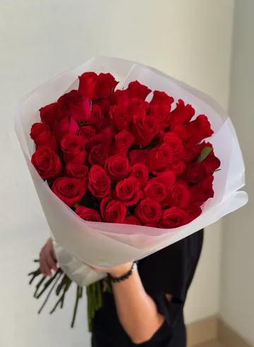 Букет из 55 красных роз &laquo;Люби меня люби&raquo; от интернет-магазина цветов в Владивостоке