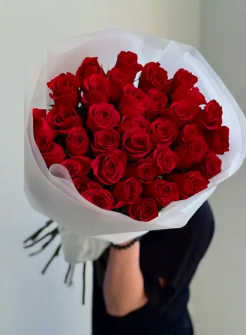 Букет из 35 красных роз &laquo;Люби меня люби&raquo; от интернет-магазина цветов в Владивостоке