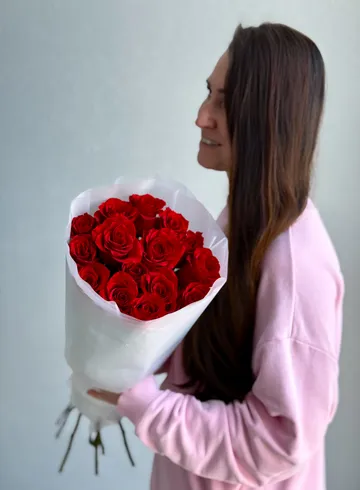 Букет из 15 красных роз &laquo;Люби меня люби&raquo; от интернет-магазина цветов в Владивостоке