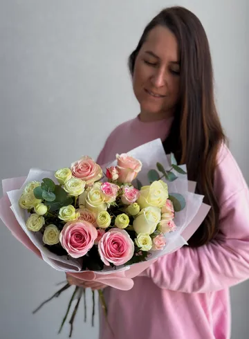 Сборный букет из роз &laquo;Давай на ты&raquo; размер М от интернет-магазина цветов в Владивостоке