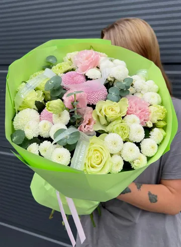 Сборный букет &laquo;Конфетка&raquo; размер М от интернет-магазина цветов в Владивостоке