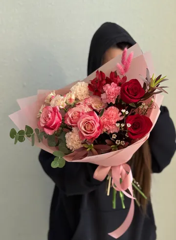 Сборный букет &laquo;Зацепила меня&raquo; размер M от интернет-магазина цветов в Владивостоке