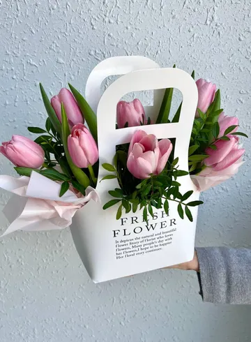 Композиция с 9ю тюльпанами в сумочке &laquo;Весна&raquo;  от интернет-магазина цветов в Владивостоке