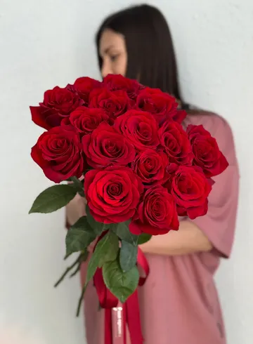 Букет из 15 красных роз &laquo;Притяжение&raquo; от интернет-магазина цветов в Владивостоке