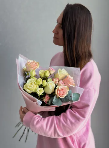 Сборный букет с розами &laquo;Давай на ты&raquo; от интернет-магазина цветов в Владивостоке