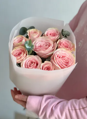 Букет с розовыми розами &laquo;Базовый минимум&raquo; от интернет-магазина цветов в Владивостоке