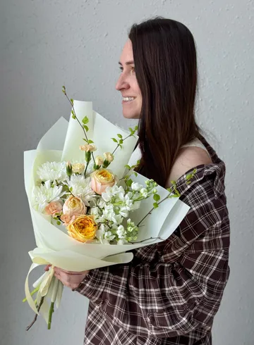 Сборный букет с цветущими ветками &laquo;Весна пришла&raquo; на фото пример букета на бюджет 3000р. от интернет-магазина цветов в Владивостоке