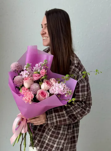 Сборный букет с цветущими ветками вишни &laquo;Весна пришла&raquo; на фото пример букета на 4500р. от интернет-магазина цветов в Владивостоке