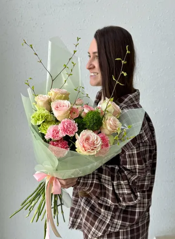 Сборный букет с цветущими ветками вишни &laquo;Весна пришла&raquo; на фото пример букета на 7000р. от интернет-магазина цветов в Владивостоке