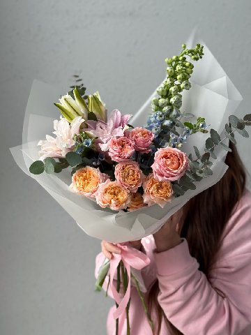 Сборный букет с дельфиниумом &laquo;Дельфин и русалка&raquo; от интернет-магазина цветов в Владивостоке