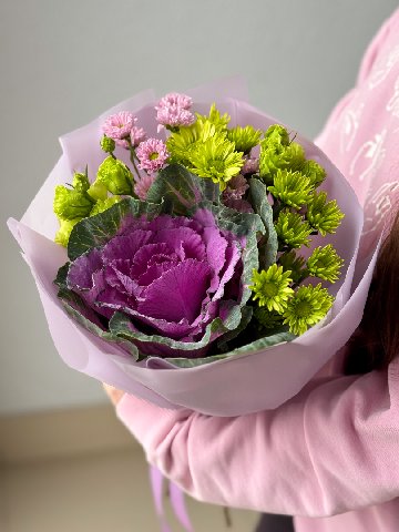 Сборный букет с капустной розой &laquo;Зайкина радость &raquo; от интернет-магазина цветов в Владивостоке