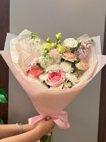 Сборный букет в нежных оттенках от интернет-магазина цветов в Владивостоке