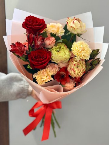 Сборный букет с розами от интернет-магазина цветов в Владивостоке